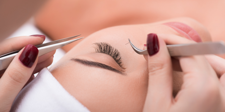 Tout ce que vous devez savoir sur les extensions de cils : 4 avantages, types et entretien